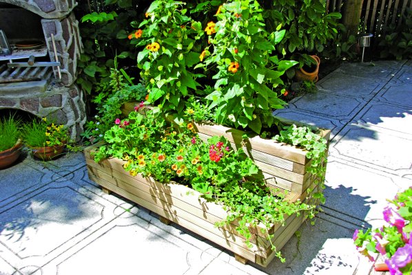 Gartengestaltung mit Blumenkübeln aus Holz - Gartengestaltung mit Blumenkübeln aus Holz